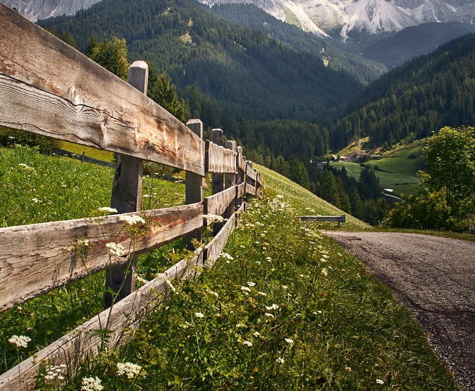 Recinzione di legno in montagna