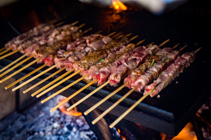 Fila di arrosticini di carne di pecora sulla griglia